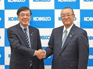 神戸製鋼所の新社長に内定した勝川四志彦副社長（右）と山口貢社長＝９日午後、東京都品川区の同社東京本社（同社提供）