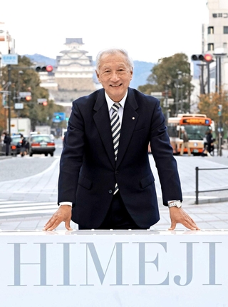 美しく整備された姫路駅前に立ち、会社の歩みを振り返るまねき食品の竹田佑一会長＝姫路市駅前町（撮影・小林良多）