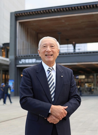 美しく整備された姫路駅前に立ち、会社の歩みを振り返るまねき食品の竹田佑一会長＝姫路市駅前町（撮影・小林良多）