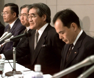 記者会見するジャスコの岡田卓也会長（右から２人目）。右端は社長に昇格する岡田元也専務＝１９９７年６月、千葉市美浜区の同社本社（社名、肩書はいずれも当時）
