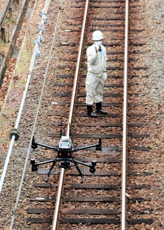ドローンを使い、神戸電鉄市場ー樫山間で線路上の安全を点検する実証試験＝１５日午後、小野市内