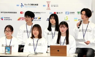 就航地のつながりを生かし、青森県の学生団体との交流について発表する「ひょうご大学生観光局」のメンバー＝神戸空港