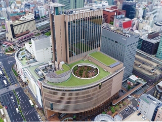 現在の神戸国際会館。２０１５年には屋上庭園をリニューアルして「そらガーデン」を整備した＝２０１６年、神戸市中央区御幸通８（同会館提供）