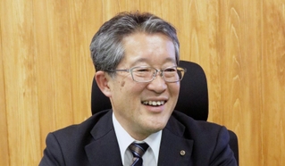 地元経済について語る多可町商工会の清水賢彦会長＝兵庫県多可町中区茂利、同町商工会館
