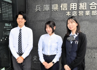 播州織の（左から）シャツとブラウス、リボンタイを着用する兵庫県信用組合の職員。普段はジャケットを羽織っている＝神戸市中央区栄町通３、本店営業部