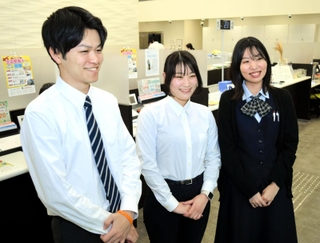 播州織の（左から）シャツとブラウス、リボンタイを着用する兵庫県信用組合の職員。普段はジャケットを羽織っている＝神戸市中央区栄町通３、本店営業部