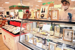 泉酒造とコラボしたバウムクーヘンを販売する「キングファーム」のブース＝神戸市中央区小野柄通８、神戸阪急