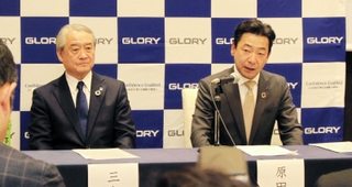 グローリーの新社長に内定した原田明浩取締役専務執行役員（右）と、三和元純社長＝姫路市駅前町、ホテルモントレ姫路