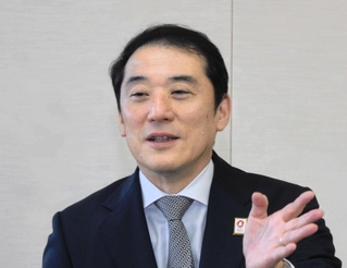 インタビューに応じるりそな銀行の岩永省一社長＝大阪市中央区備後町２、同行本店