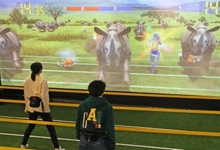 迫り来る猛獣の大群をよけるゲーム「ヨケキル」＝２９日午後、神戸市東灘区向洋町中２、神戸スーパースタジアム（撮影・笠原次郎）