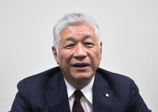 地元商工業の可能性について話す宍粟市商工会の長田博会長＝宍粟市山崎町山崎、同市商工会館