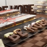 「ＢＥ　ＫＯＢＥ」のモニュメントを模した商品＝大丸神戸店