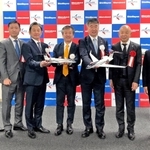 航空機整備の合弁会社を設立する新明和工業と丸紅の関係者ら＝愛知県常滑市、中部国際空港