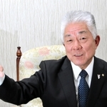 地域経済について語る神河町商工会の片岡仁会長＝兵庫県神河町中村、同町商工会館