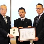 神戸新聞厚生事業団に義援金１千万円を寄託した和田興産の和田剛直会長（中央）と溝本俊哉社長（右）＝神戸市中央区東川崎町１