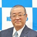 ４月１日付で神戸製鋼所の社長に就任する代表取締役副社長執行役員の勝川四志彦氏（右）と、現社長の山口貢氏＝９日午後、東京都品川区の同社東京本社（同社提供）