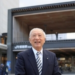 美しく整備された姫路駅前に立ち、会社の歩みを振り返るまねき食品の竹田佑一会長＝姫路市駅前町（撮影・小林良多）