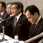 記者会見するジャスコの岡田卓也会長（右から２人目）。右端は社長に昇格する岡田元也専務＝１９９７年６月、千葉市美浜区の同社本社（社名、肩書はいずれも当時）