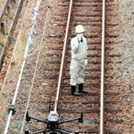 ドローンを使い、神戸電鉄市場ー樫山間で線路上の安全を点検する実証試験＝１５日午後、小野市内
