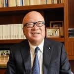 地域経済を語る加東市商工会の藤井信孝会長＝加東市上滝野、藤井電工