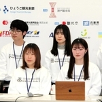 就航地のつながりを生かし、青森県の学生団体との交流について発表する「ひょうご大学生観光局」のメンバー＝神戸空港