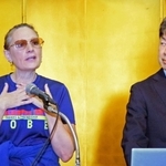 講演するリアルワークスジャパンのエイミー・アリソン社長（左）と土田哲副社長＝神戸市中央区港島中町６、神戸ポートピアホテル