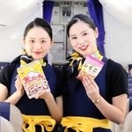 スカイマーク機内で３月から販売される「鴬ボール」と「ミニしるこサンド」をＰＲする同社の客室乗務員（同社提供）