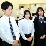 播州織の（左から）シャツとブラウス、リボンタイを着用する兵庫県信用組合の職員。普段はジャケットを羽織っている＝神戸市中央区栄町通３、本店営業部