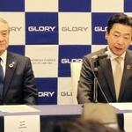 グローリーの新社長に内定した原田明浩取締役専務執行役員（右）と、三和元純社長＝姫路市駅前町、ホテルモントレ姫路