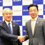 グローリーの新社長に内定した原田明浩取締役専務執行役員（右）と、三和元純社長＝姫路市駅前町、ホテルモントレ姫路