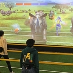 迫り来る猛獣の大群をよけるゲーム「ヨケキル」＝２９日午後、神戸市東灘区向洋町中２、神戸スーパースタジアム（撮影・笠原次郎）