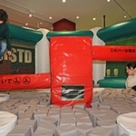 回転するバーを跳びはねたり、しゃがんだりしてかわすアトラクション「Ｊｕｍｐ×Ｊｕｍｐ」＝２９日午前、神戸市東灘区向洋町中２、神戸スーパースタジアム（撮影・笠原次郎）