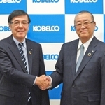 神戸製鋼所の新社長に内定した勝川四志彦副社長（右）と山口貢社長＝９日午後、東京都品川区の同社東京本社（同社提供）