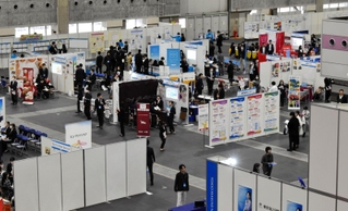 多くの学生が訪れた「マイナビ就職ＥＸＰＯ」の大阪会場＝大阪市住之江区南港北１、インテックス大阪