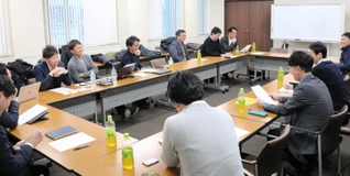 意見交換をする食品会社の若手後継者ら＝神戸市東灘区御影塚町４、マルヤナギ小倉屋