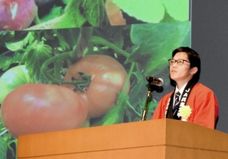 ＪＡ全国青年大会で発表するＪＡ兵庫六甲西神戸農業経営者協議会の高見清治さん＝東京都内（ＪＡ全中提供）
