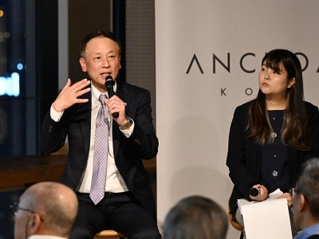 ロック・フィールドの古塚孝志社長（左）と赤松沙和記者が話し合った「アンカー記者サロン」＝神戸市中央区加納町４、アンカー神戸（撮影・風斗雅博）