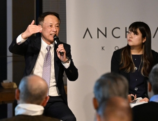 ロック・フィールドの古塚孝志社長（左）と赤松沙和記者が話し合った「アンカー記者サロン」＝神戸市中央区加納町４、アンカー神戸（撮影・風斗雅博）