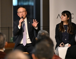 ロック・フィールドの古塚孝志社長（左）と赤松沙和記者が話し合った「アンカー記者サロン」＝神戸市中央区加納町４、アンカー神戸（撮影・風斗雅博）
