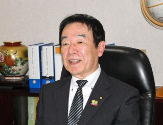 地域経済を語る福崎町商工会の大井克哉会長＝兵庫県福崎町福田、同町商工会館