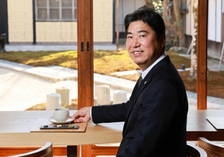 国登録有形文化財の建物を使ったカフェを仕掛けた小田垣昇社長。香ばしい黒豆茶などが人気を呼んでいる＝丹波篠山市立町、小田垣商店（撮影・長嶺麻子）