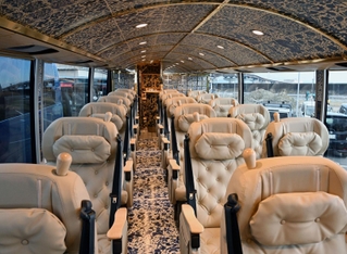 優雅な雰囲気を演出する「ゆいプリマ　オリビア」の車内＝神戸市中央区港島南町７、神姫バス神戸営業所（撮影・風斗雅博）