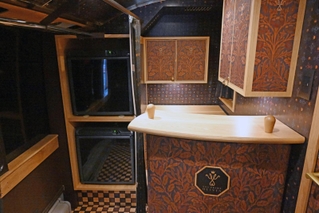 車内後方にあるサービスコーナー。バーカウンターを思わせる＝神戸市中央区港島南町７、神姫バス神戸営業所（撮影・風斗雅博）