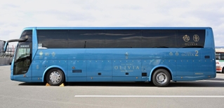 ターコイズブルーの車体が映える「ゆいプリマ　オリビア」＝神戸市中央区港島南町７、神姫バス神戸営業所（撮影・風斗雅博）