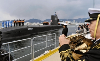 三菱重工業神戸造船所が建造し、海上自衛隊に引き渡された潜水艦「じんげい」＝８日午後、神戸港