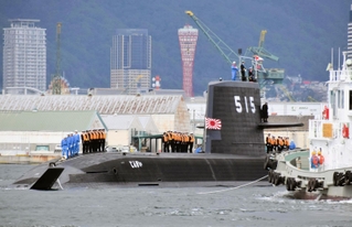 三菱重工業神戸造船所が建造し、海上自衛隊に引き渡された潜水艦「じんげい」＝８日午後、神戸港