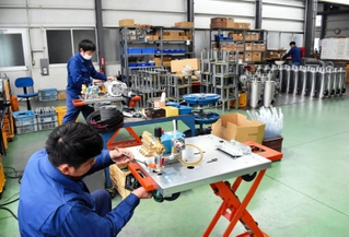男性社員が作業をする洲本整備機製作所の淡路工場＝淡路市大町畑