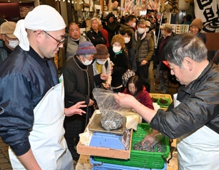 イカナゴを求めて集まる人たち。１キロ当たり最高８千円程度の高値で販売された＝１１日午前、明石市本町１（撮影・斎藤雅志）