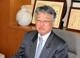 地元経済について語る上郡商工会の大崎基弘会長＝兵庫県上郡町大持、同町商工会館