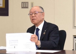 ２０２４年１月期連結決算の発表で会見するトーホーの古賀裕之社長＝神戸市東灘区向洋町西５、同社本社